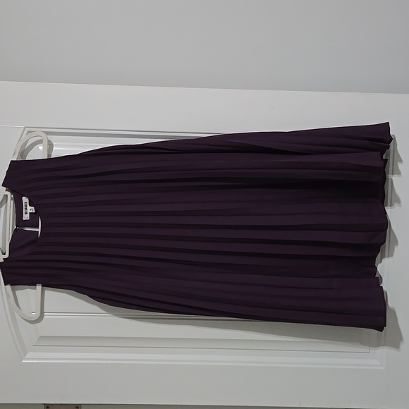 BB DAKOTA Edisto pleated dress in Black Orchid Plum Sz M NWOT - Picture 2 of 6